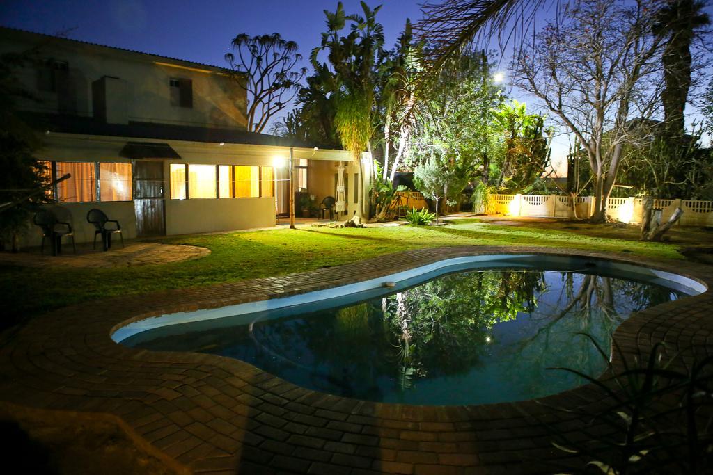 Oudtshoorn Homestay Accommodation ภายนอก รูปภาพ