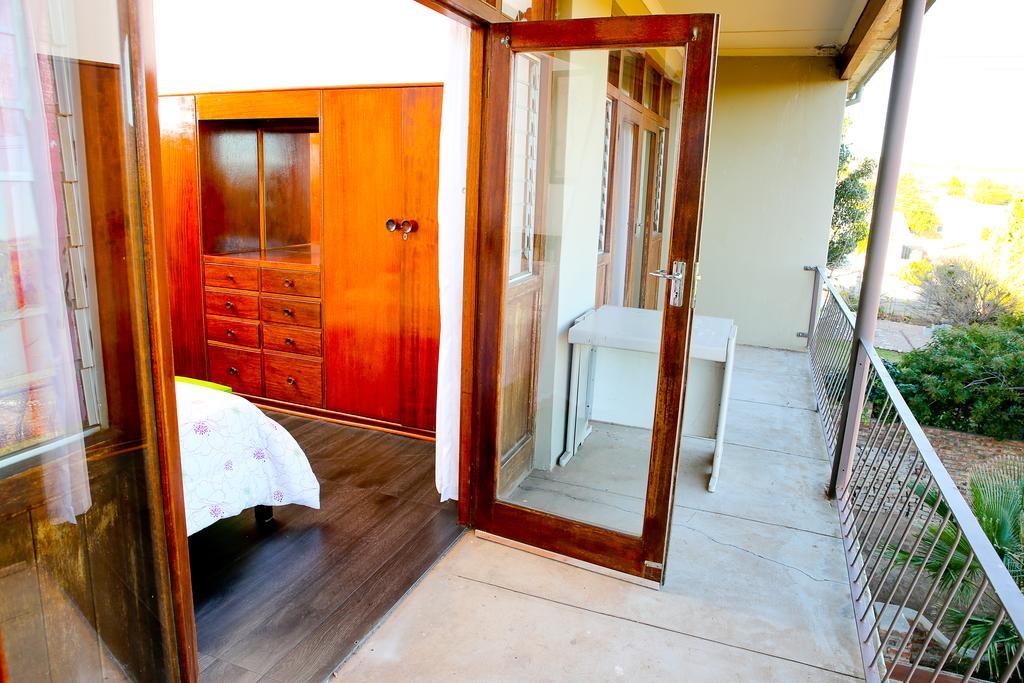 Oudtshoorn Homestay Accommodation ภายนอก รูปภาพ