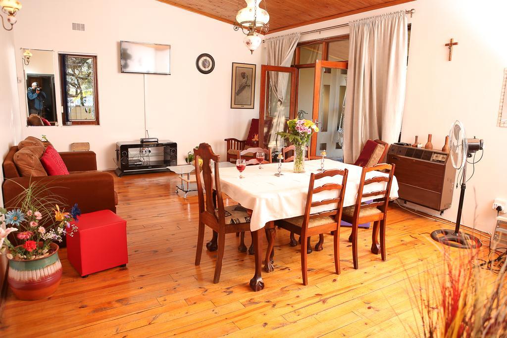 Oudtshoorn Homestay Accommodation ภายนอก รูปภาพ