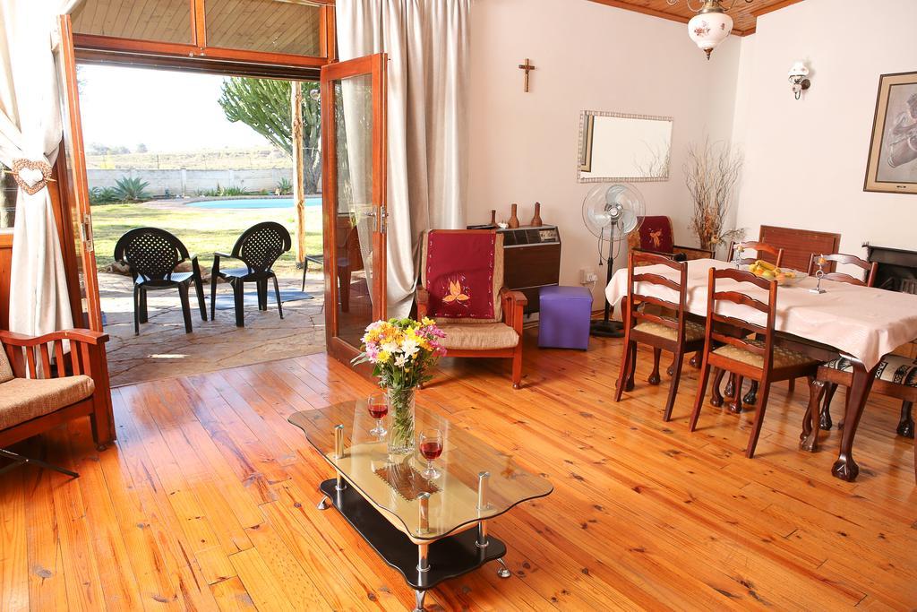 Oudtshoorn Homestay Accommodation ภายนอก รูปภาพ