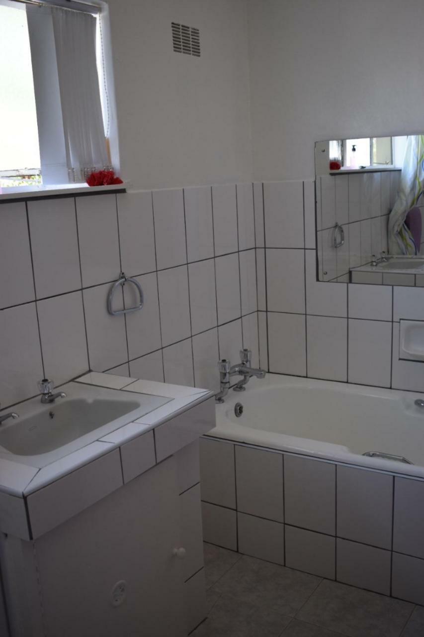 Oudtshoorn Homestay Accommodation ภายนอก รูปภาพ